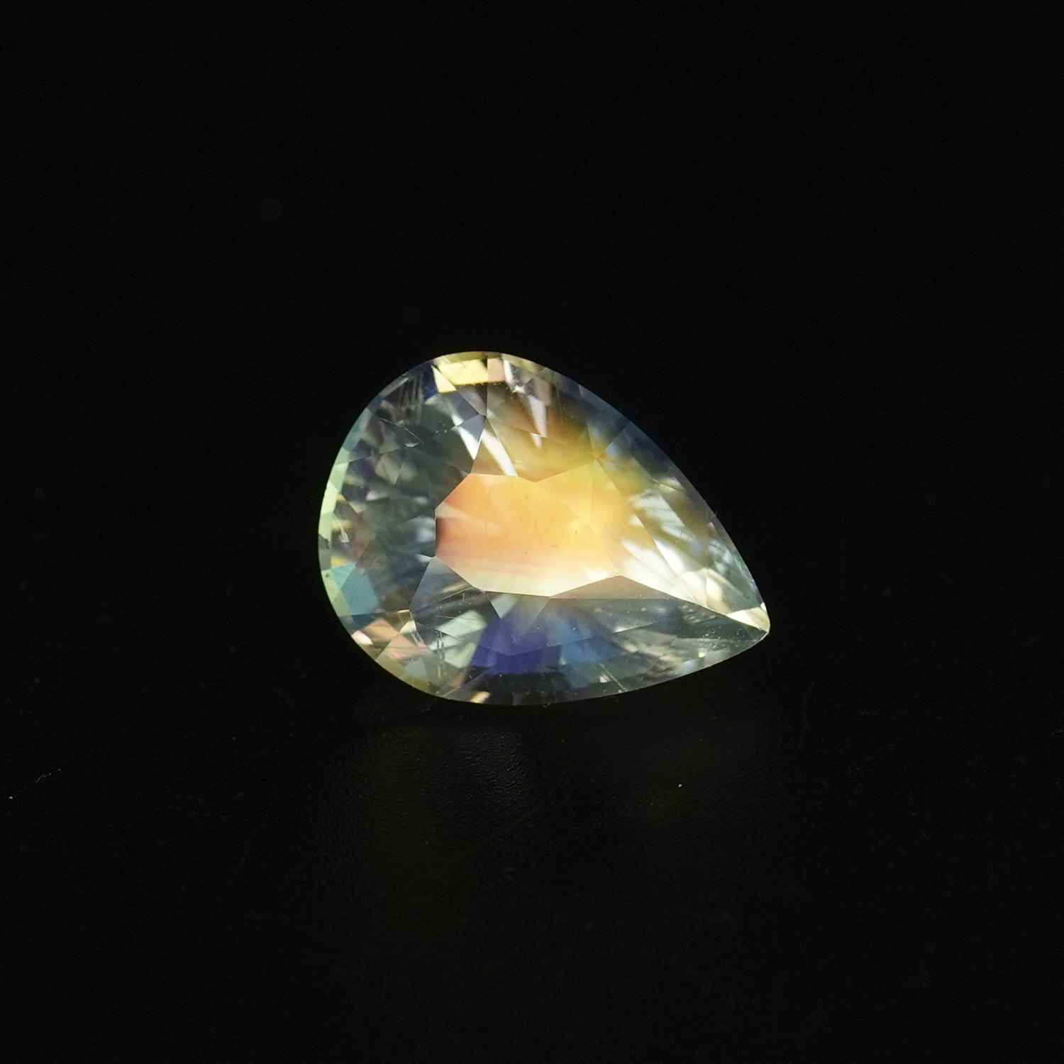 5.60CT Shimmering Pear Rainbow Moonstone