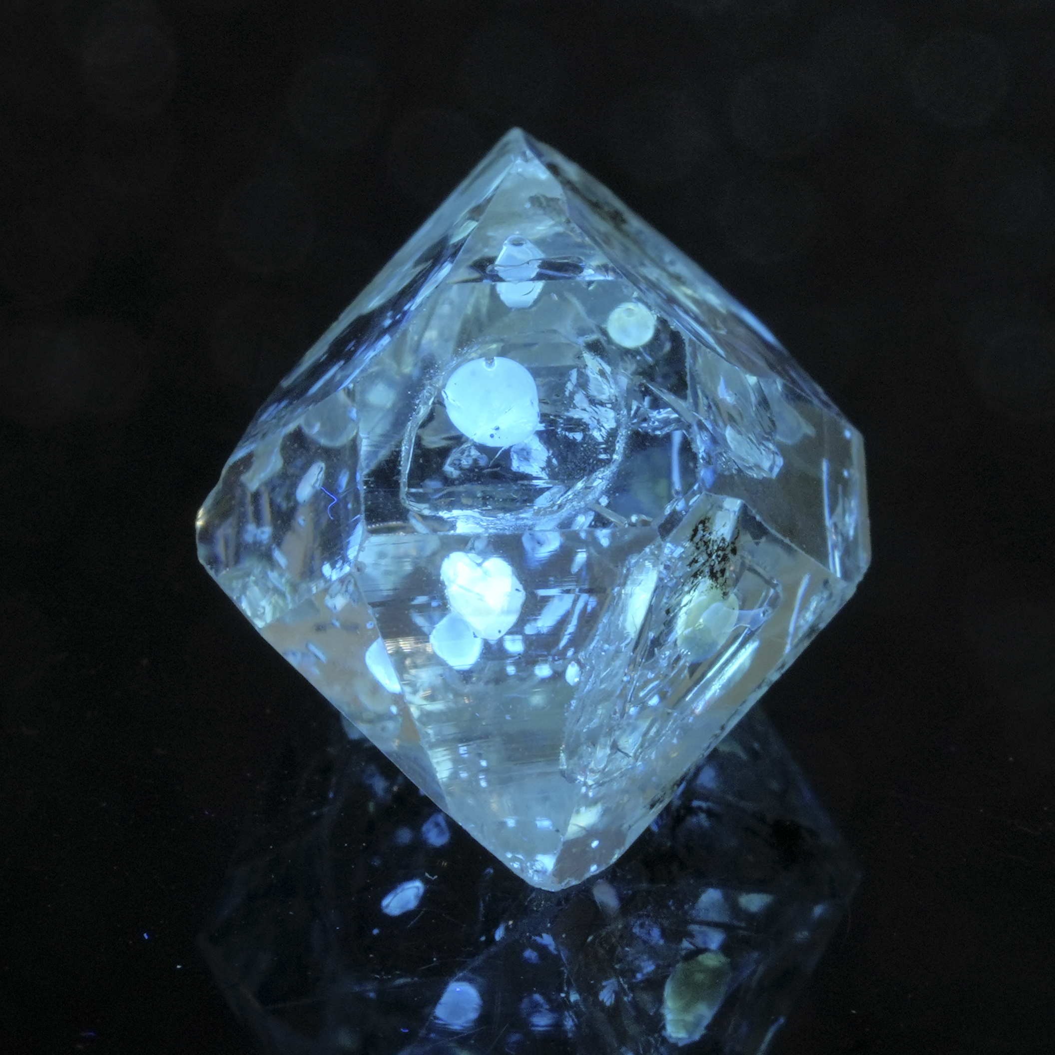 19.16CT FLOURESCENT PURPLE WHITE NATURAL PETROLEUM QUARTZ CRYSTAL
